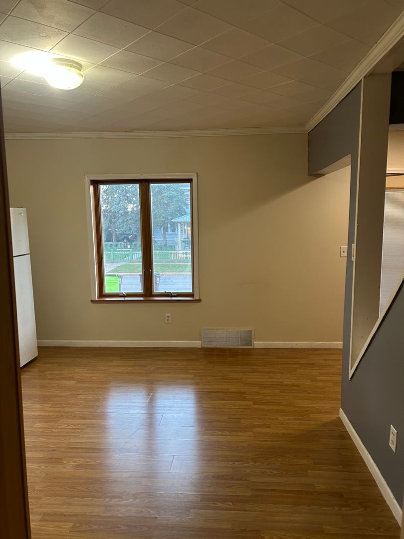 Monroe Apartment: 30 West 7th Street