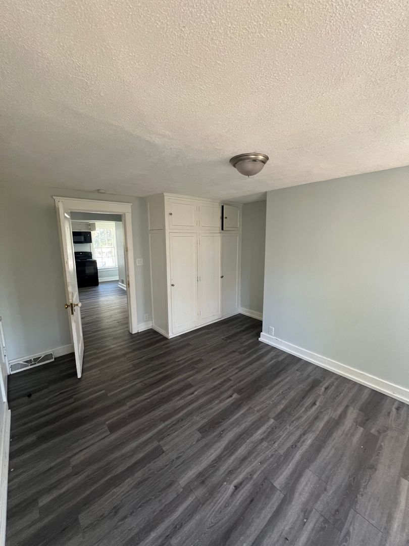 Monroe Apartment: 319 Washington St