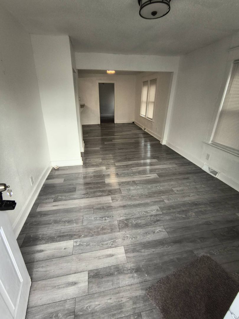 Toledo Apartment: 1127 Montrose