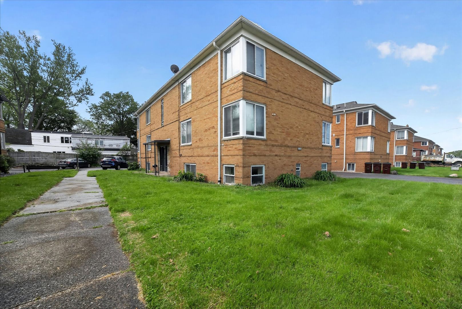 ROCKY RIVER Apartment: 18963 HILLIARD BLVD
