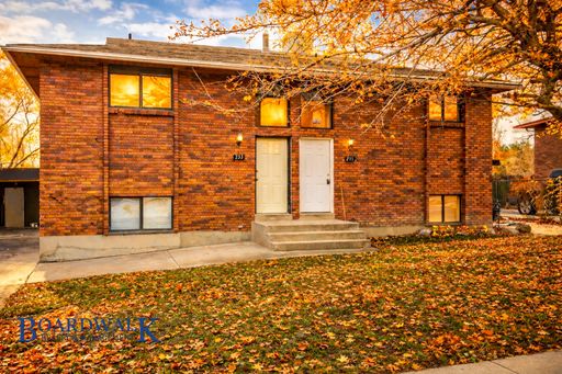 Spacious 3 Bed Duplex in Great Sandy Area! – photo 1
