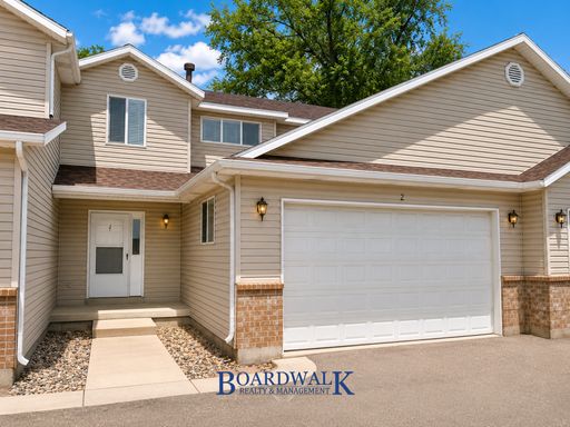Spacious and modern 3 bed 3 bath apartment – photo 1