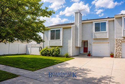 Spacious 4-Bedroom with Fenced Yard – photo 1
