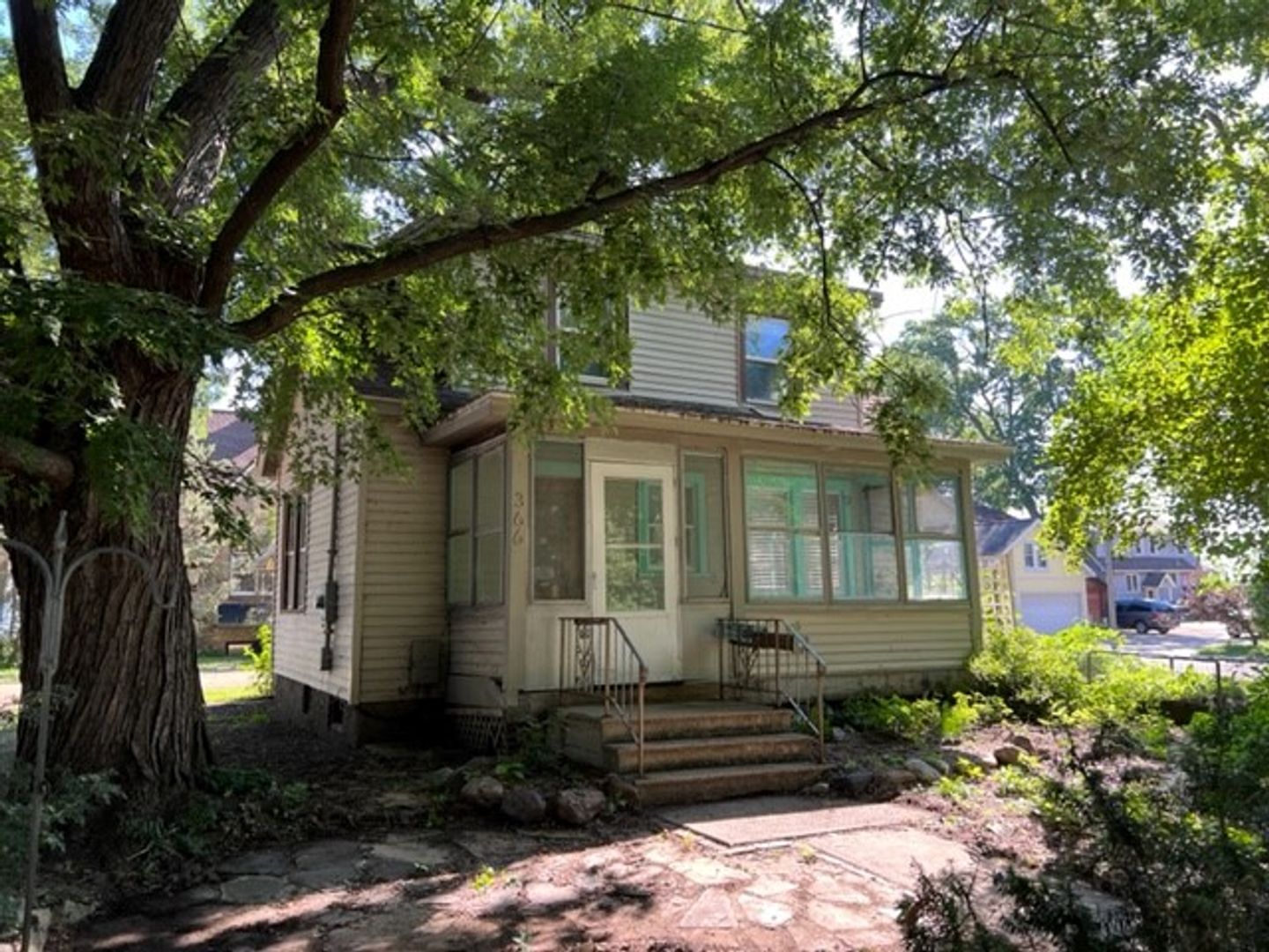 Madison House: 366 E Lakeside St