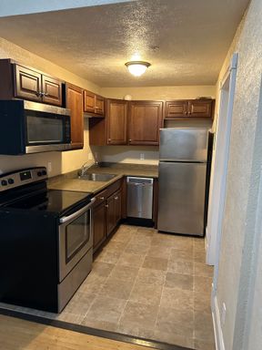 Downtown right at your doorstep in this lovely 1 bedroom Victorian apartment AVAILABLE NOW!! – photo 1