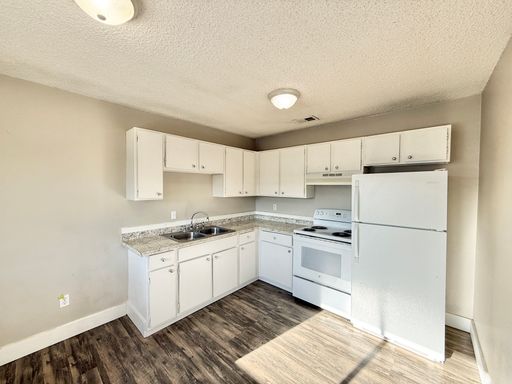 Quiet Neighborhood, Easy Highway Access, 2 Bedroom with Eat-in Kitchen! – photo 1