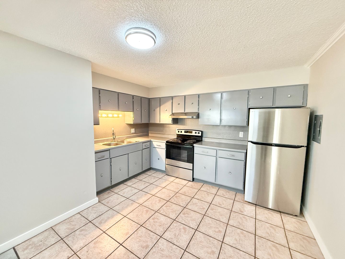 Pueblo Apartment: 1936 Vinewood Lane