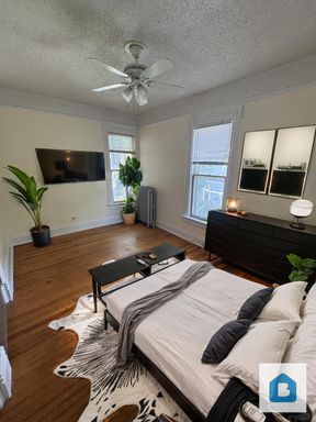 Beautiful and Spacious Studio Apartment in Downtown Colorado Springs! No Utility Setup Required! – photo 1