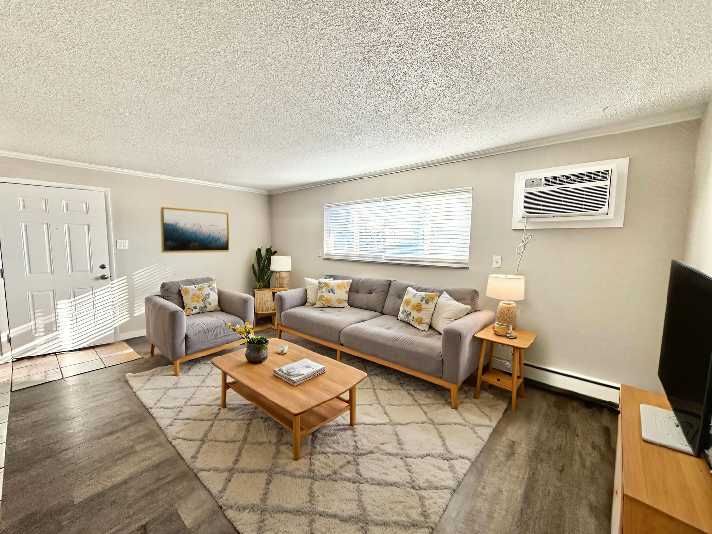 Pueblo Apartment: 1936 Vinewood Lane