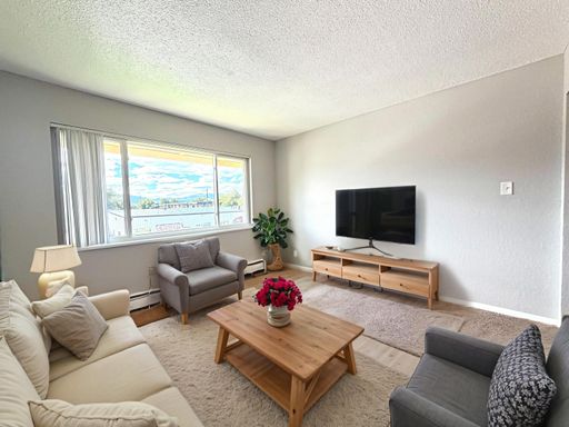Bright 1 Bedroom in Central Colorado Springs – photo 1