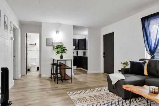 Renovated 2 Bedroom Minutes to Downtown & The Broadmoor! – photo 1