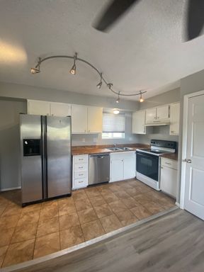 Beautiful 2 bed/2 bath Apartment within Walking Distance to OCC! Conveniently located Close to HWY 24, Shopping, Restaurants, and Hiking! – photo 1