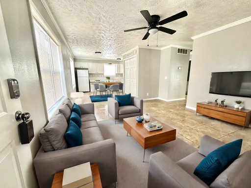 Comfort Meets Convenience at this 2 Bed/1 Bath with W/D In Unit! 1 MONTH RENT FREE! – photo 1