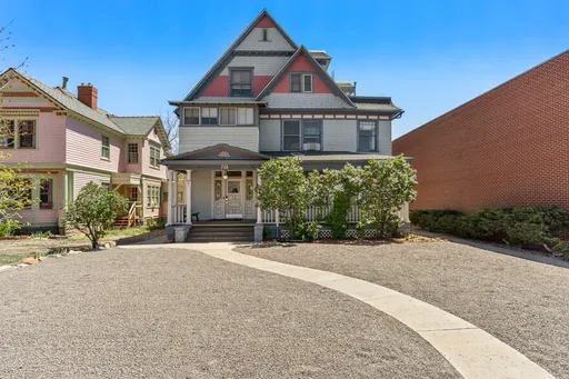 1 MONTH FREE! Lovely Downtown 1 bedroom Victorian apartment with HUGE office/Den space! – photo 1