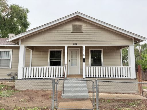 2 Bedroom Apartment in Duplex with Laundry Room! MOVE IN SPECIAL! – photo 1