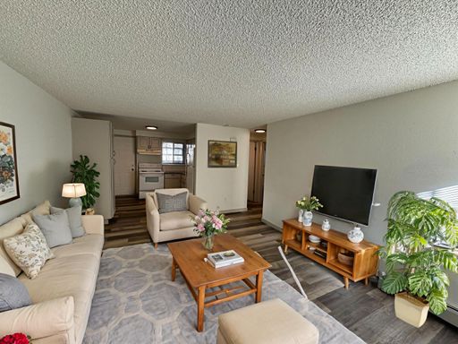 Charming 2 Bedroom in a Great Location! – photo 1