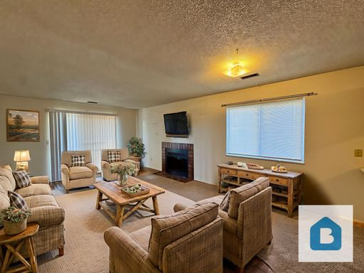 Quiet Two Bedroom with Beautiful Mountain Views! – photo 1