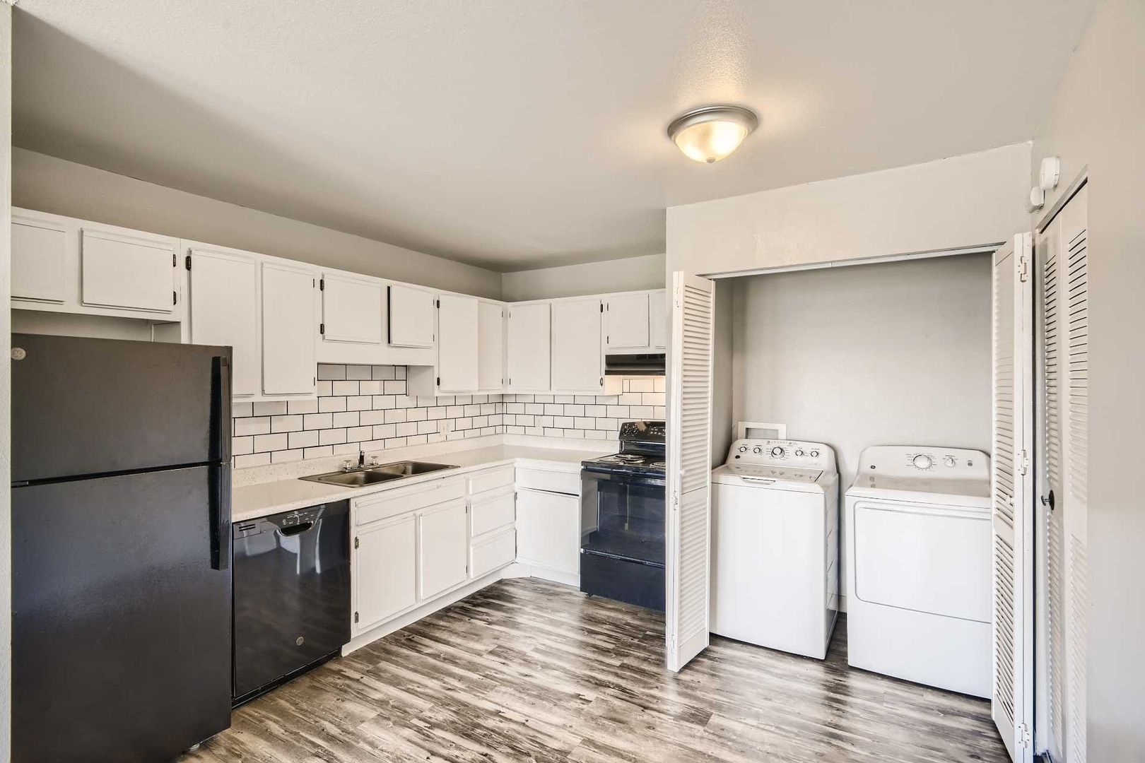 Fountain Apartment: 506 Comanche Village Dr