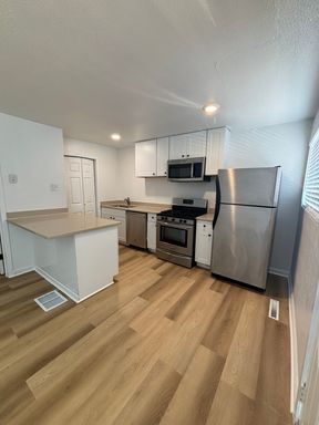 Beautiful and spacious one bedrooms apartments. Great location just minutes from downtown Colorado Springs. – photo 1
