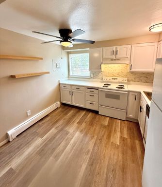 Beautiful, Two Bedroom with Granite Counters in a Quiet Building! M'I Special: 6 Weeks Free! – photo 1