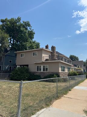 Beautiful and Spacious Studio Apartment in Downtown Colorado Springs! No Utility Setup Required! – photo 1