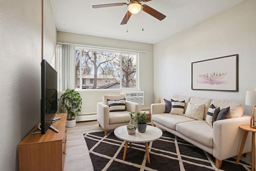 Charming 1 Bedroom Right off I-25! SEPTEMBER LEASING SPECIAL! – photo 1