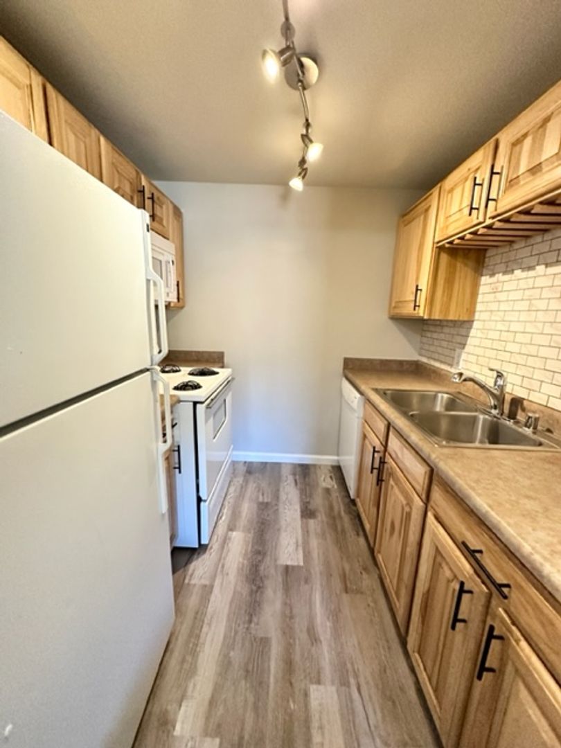 Manitou Springs Apartment: 421 - 425 E Fountain Place