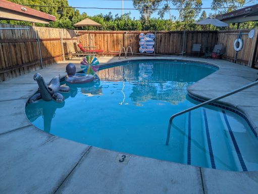 2 Bedroom, 1 Bath apartment in quiet community close to shopping! – photo 1