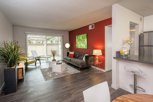 Renovated 1 Bedroom Downtown w/ Large Walk-in Closet! Apply today! – photo 1