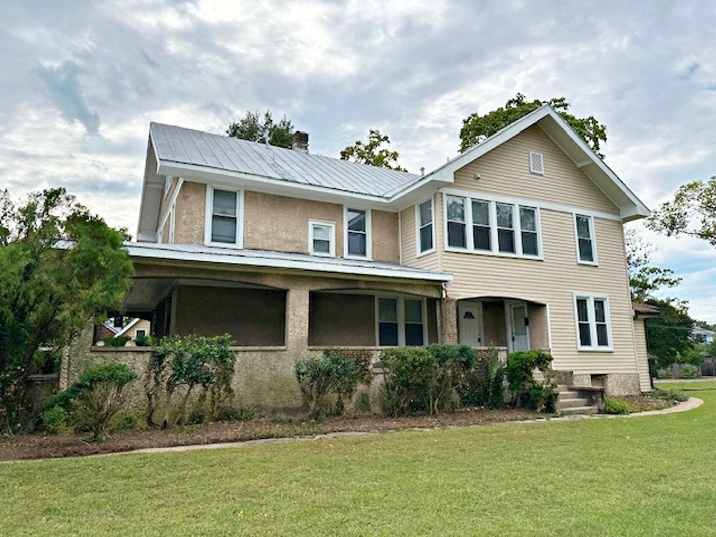 Richmond Apartment: 1208 Avondale #2