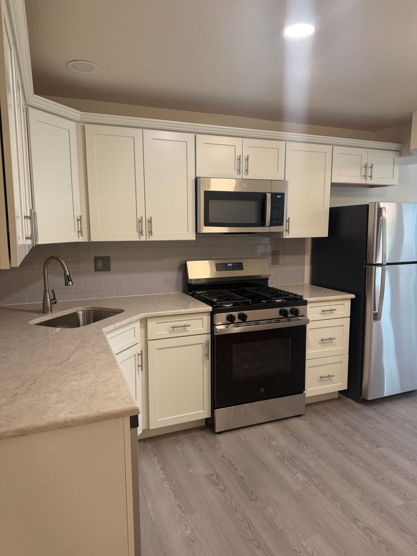 Randolph Apartment: 21 Brookside Road