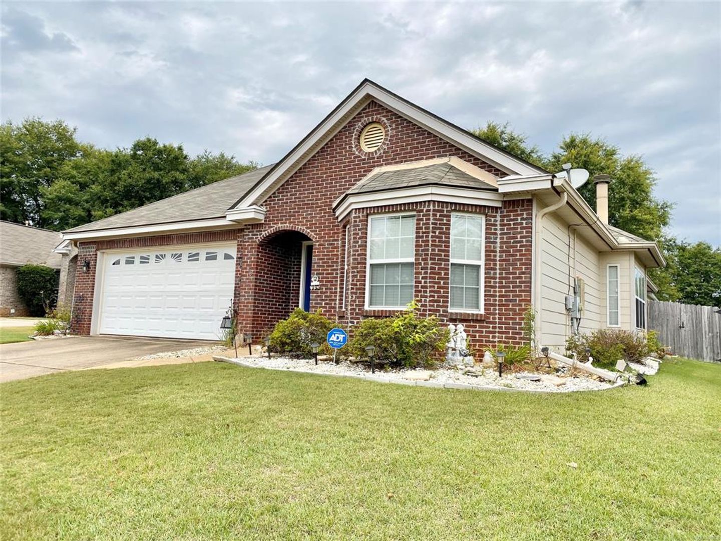 Prattville House: 629 Linden Ln