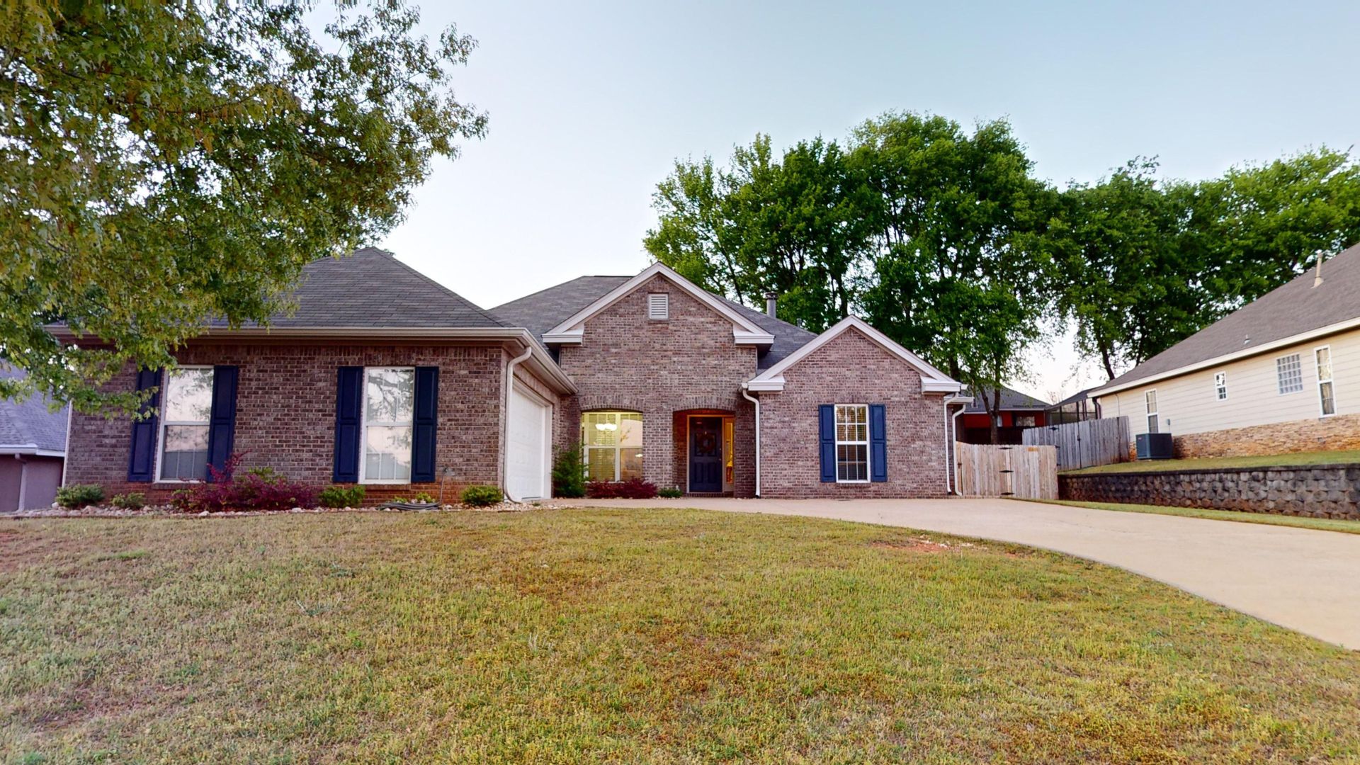 Prattville House: 1067 E Poplar St