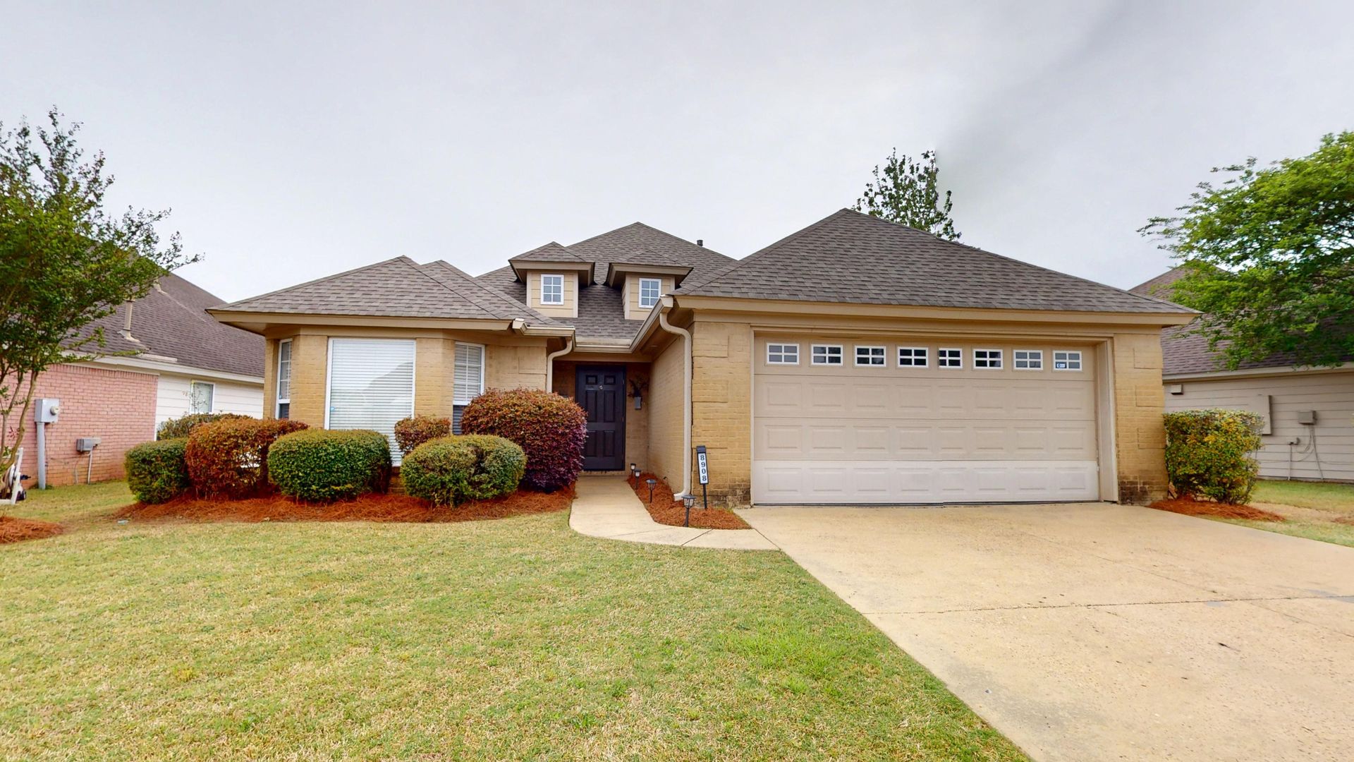 Montgomery House: 8908 Ashland Park Pl