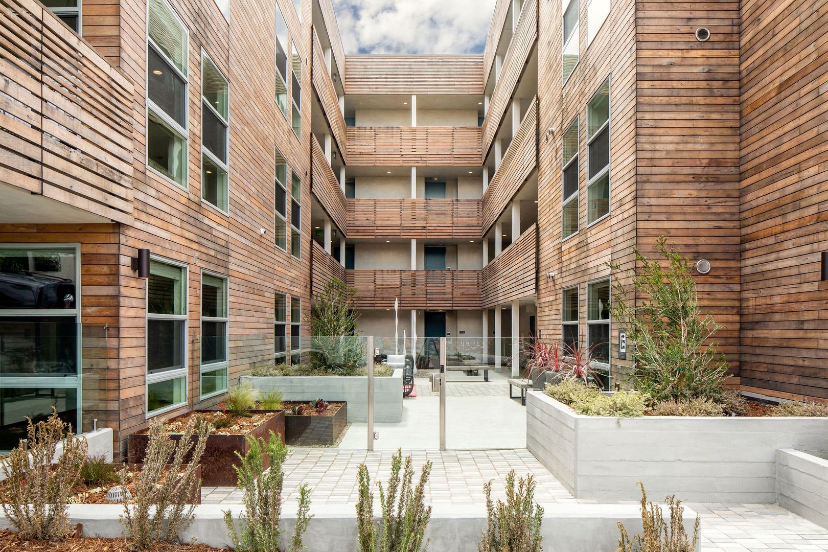 Santa Monica Apartment: 1122 Pico Blvd