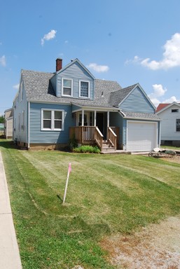 Upstairs, 1 Bed/ 1 Bath - MOVE-IN SPECIAL - First month of rent is Free! – photo 1