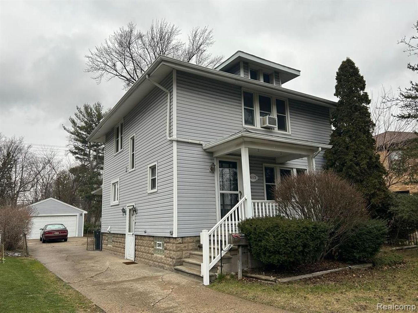 Royal Oak House: 613 E Lincoln Avenue