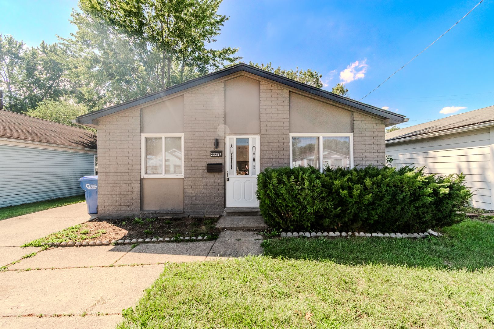 Warren House: 23257 Stewart Ave