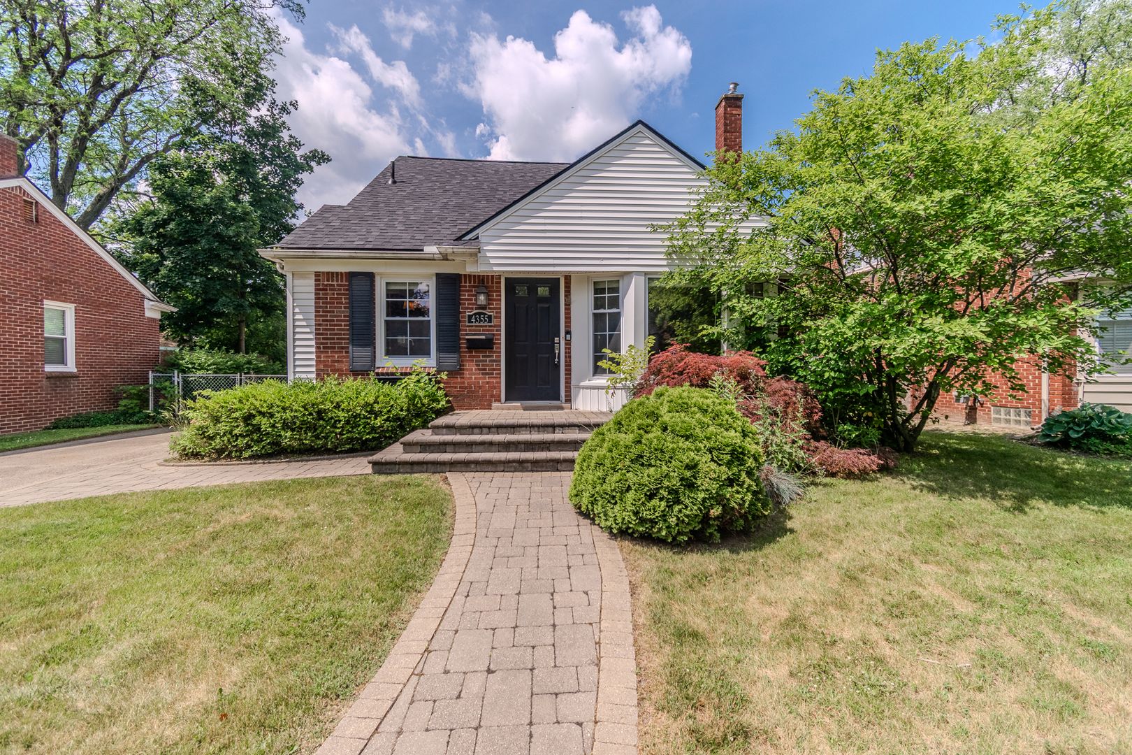 Royal Oak House: 4355 Elmwood Avenue