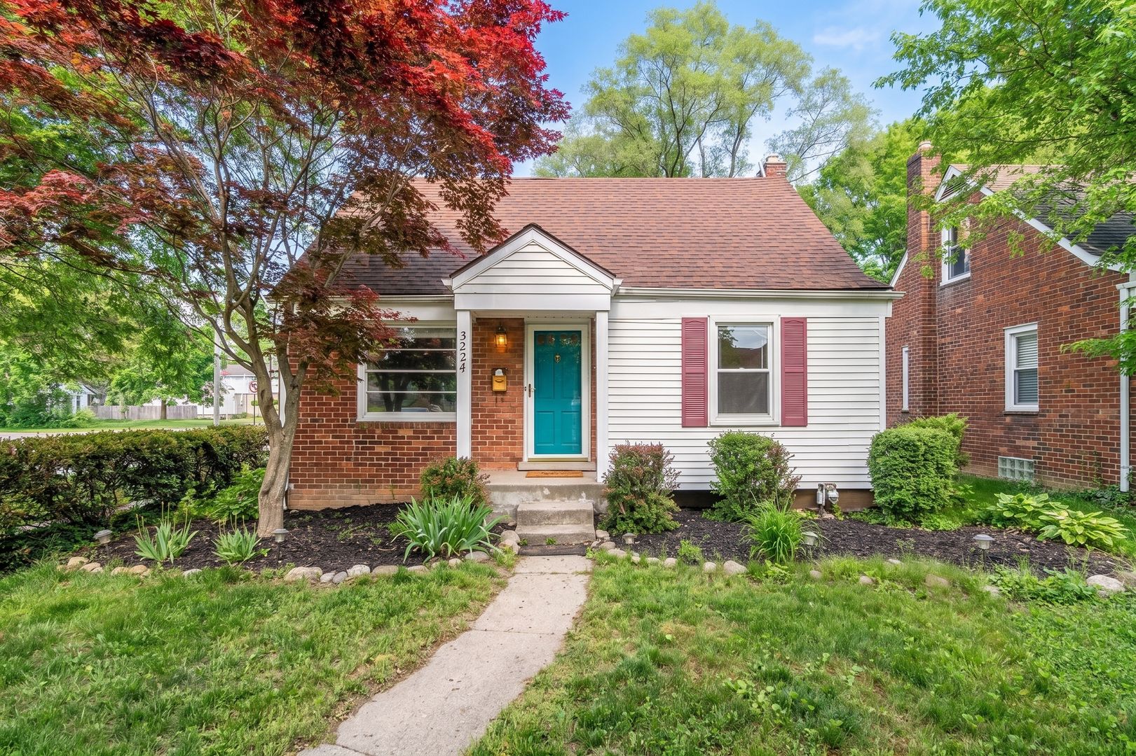 Royal Oak House: 3224 N Altadena Ave