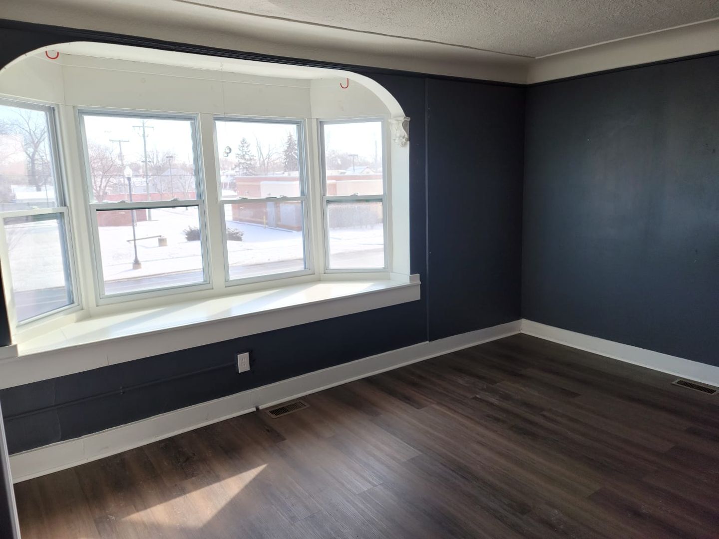 Warren Apartment: 22643 Van Dyke