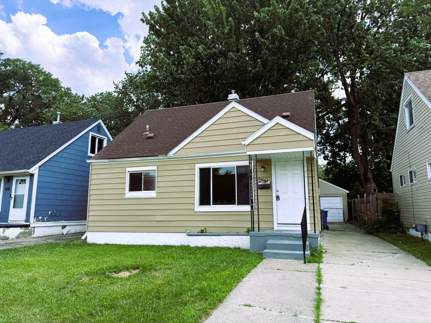 Warren House: 24644 Lauren Avenue