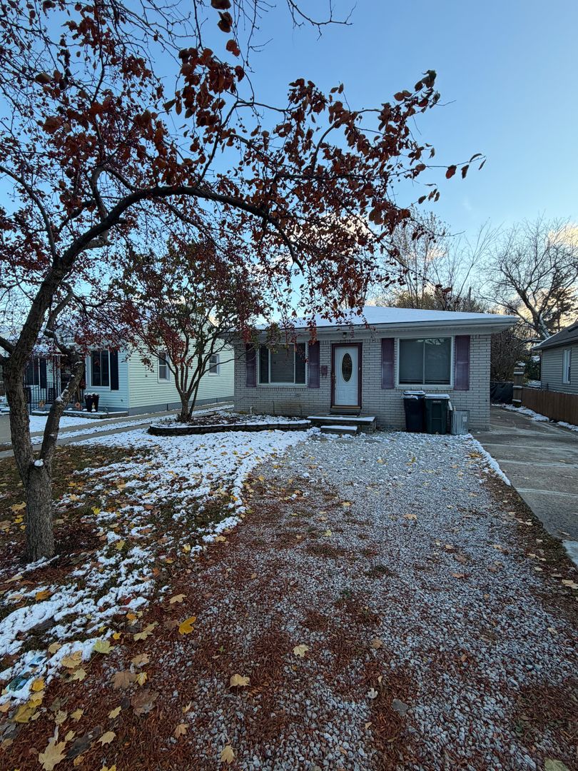 Saint Clair Shores House: 21816 10 Mile Rd