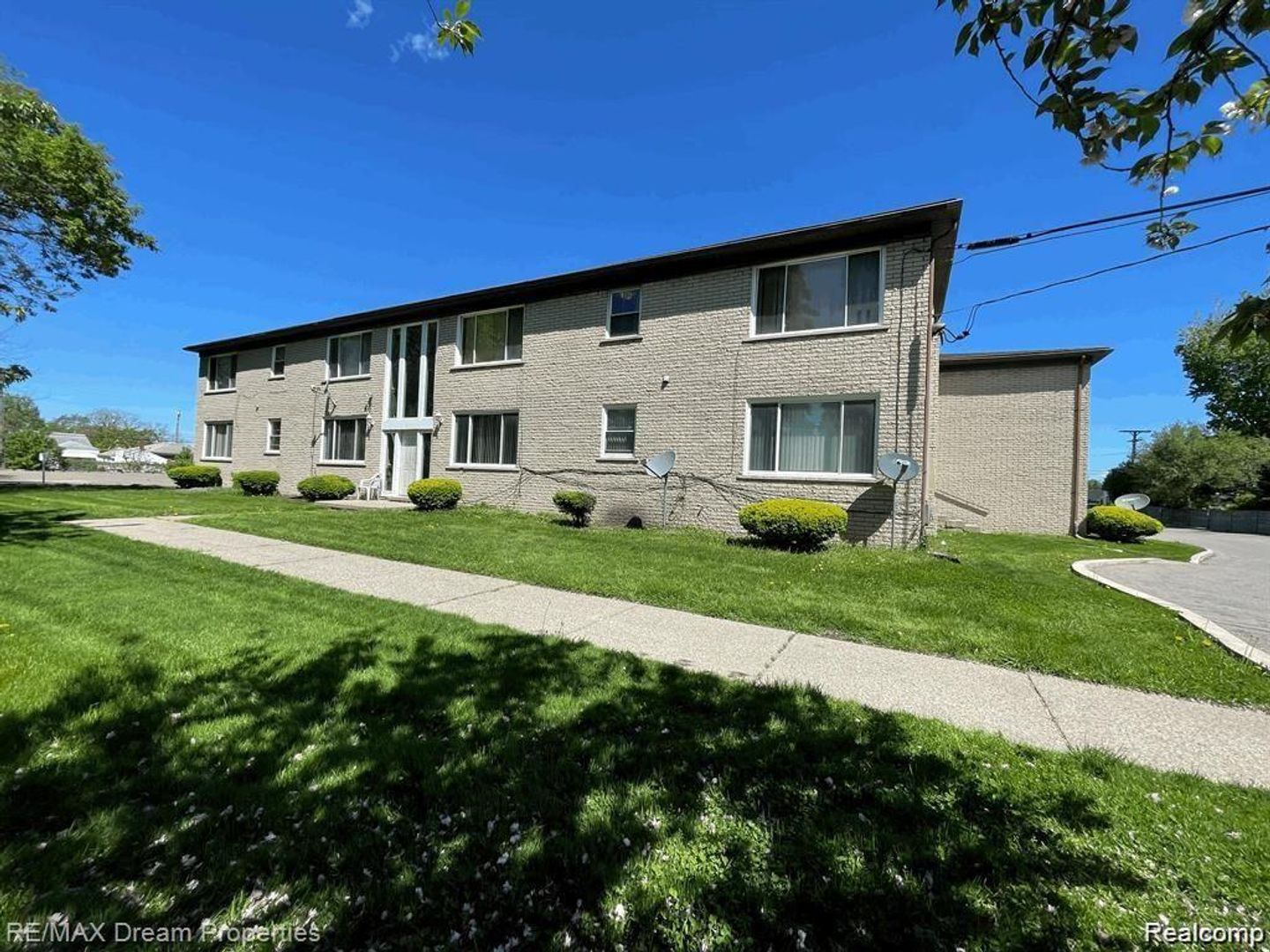 Eastpointe Apartment: 16480 E 9 Mile
