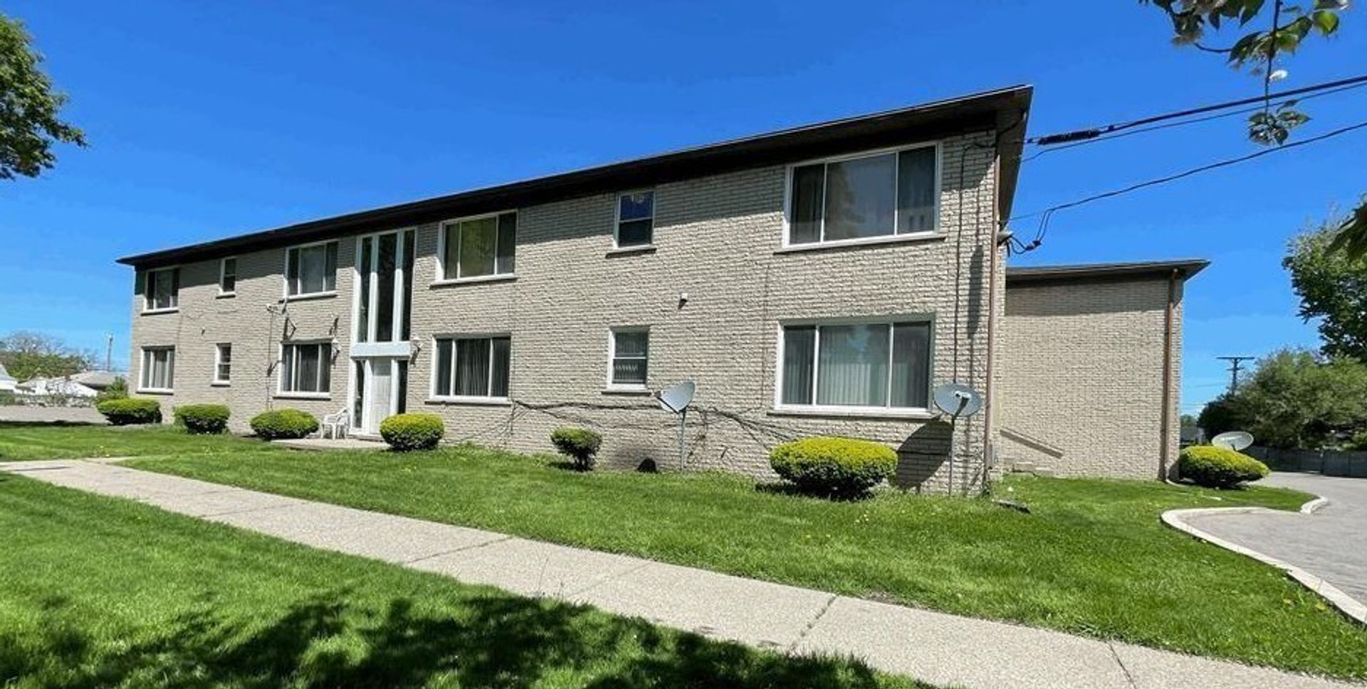 Eastpointe Apartment: 16480 E 9 Mile