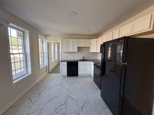 Top Floor 3 Bedroom 1 Bath Newly Remodeled and New Appliances. Added Benefit of a BALCONY. – photo 1