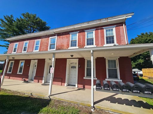 Two bedroom 2nd floor apartment in Bethel – photo 1