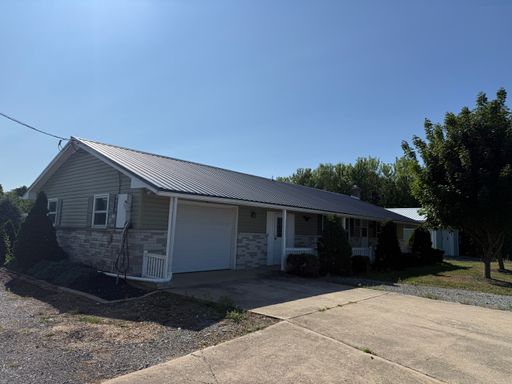 Myerstown/Bethel 3 bedroom 1 bath w tons of garage space