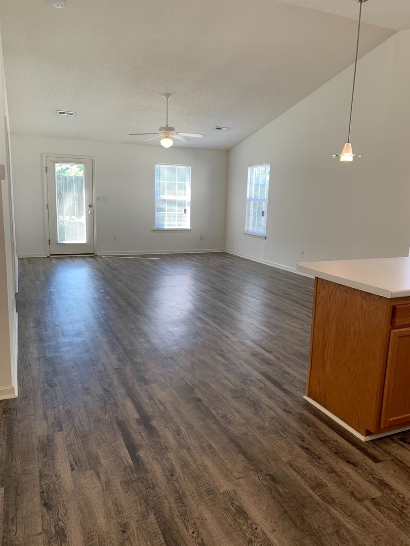 Mooresville House: 144 Springwood Lane