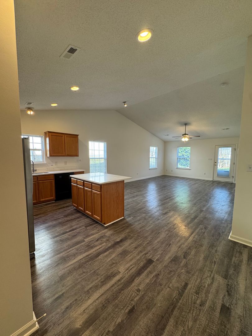 Mooresville House: 132 Springwood Lane